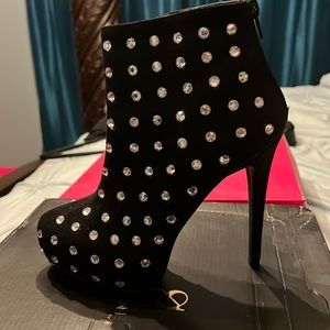 Black bootie heel